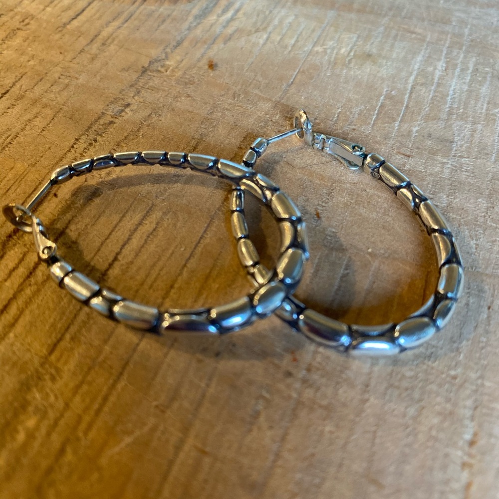 Medium pebbled hoop earrings.